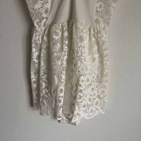 NWT For Love and Lemons Skyvvies Daisy Lace Romper - Picture 7 of 16